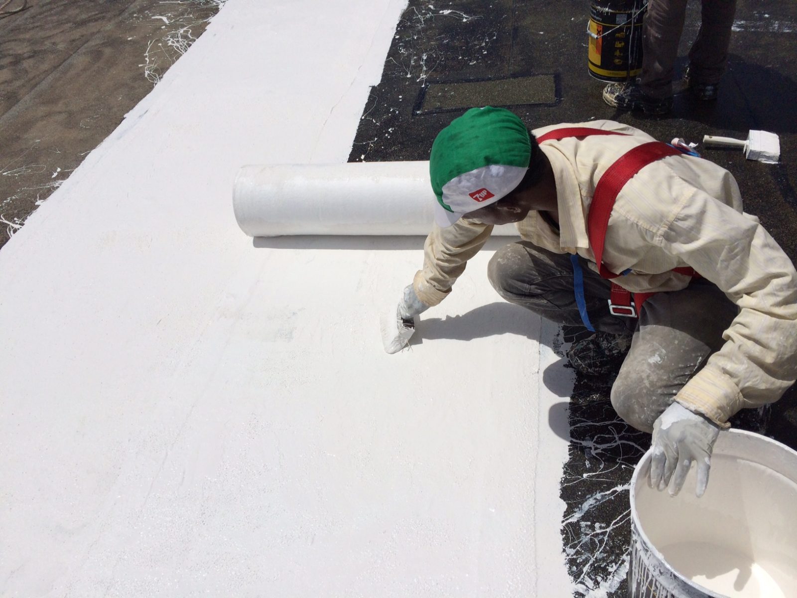 1st-coat-of-HYPERDESMO-with-geotextile-4.jpg
